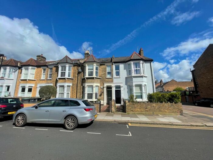 3 Bedroom Apartment To Rent In Myddleton Road, Wood Green, N22