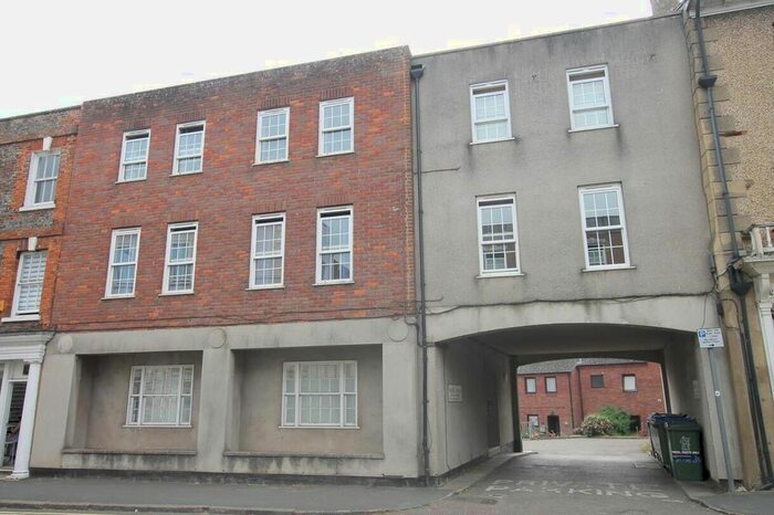 2 Bedroom Property To Rent In Castle Court, Buckingham, MK18