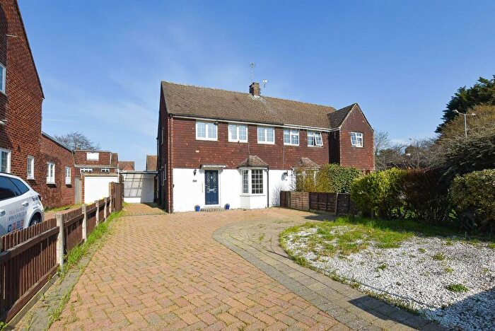 3 Bedroom Semi-Detached House For Sale In The Avenue, Aylesford, ME20