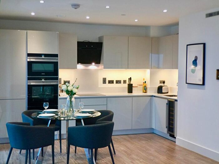 3 Bedroom Apartment To Rent In Wiverton Tower, Hamlet, London, E1