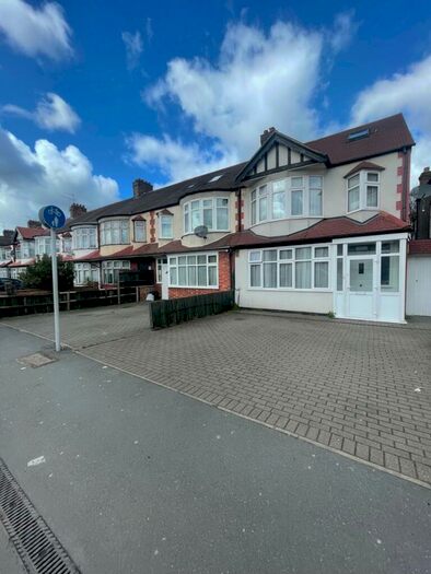 3 Bedroom Maisonette To Rent In North Circular Road, Palmers Green, N13