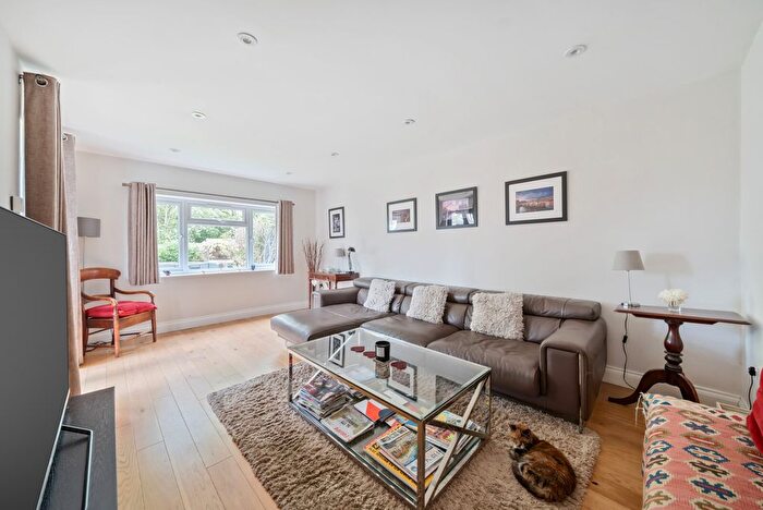 5 Bedroom Detached House For Sale In Cranmer Close, Weybridge, KT13