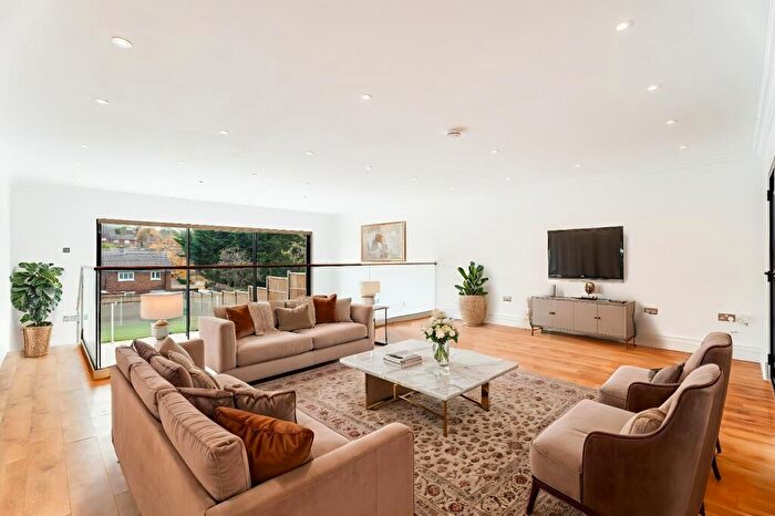 4 Bedroom End Of Terrace House For Sale In Batchwood Drive, St. Albans, Hertfordshire, AL3