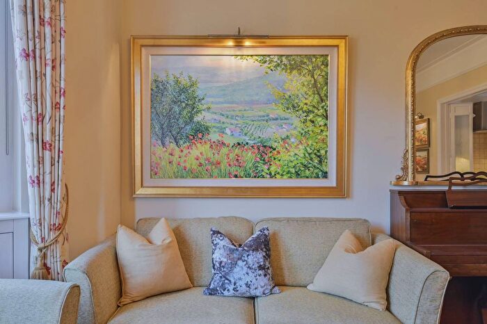 3 Bedroom Flat To Rent In Beaufort Street, Chelsea, London, SW3