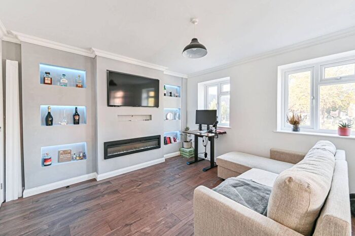 2 Bedroom Flat For Sale In Streatham High Road, Streatham, London, SW16