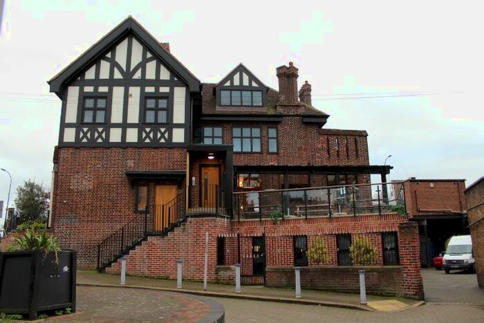 2 Bedroom Flat To Rent In Station Approach, Catford Bridge, London SE6