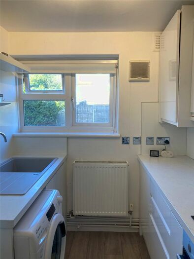 1 Bedroom Flat To Rent In Brigadier Avenue, Enfield, Middlesex, EN2