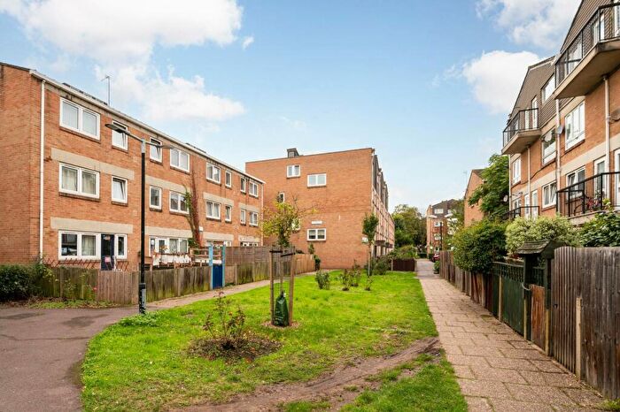 3 Bedroom Flat To Rent In Salisbury Close, Elephant And Castle, London, SE17