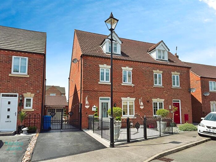 4 Bedroom Town House For Sale In Kensington Way, Worksop, S81