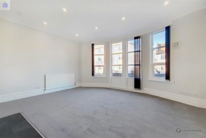 3 Bedroom Flat To Rent In High Road, London N12