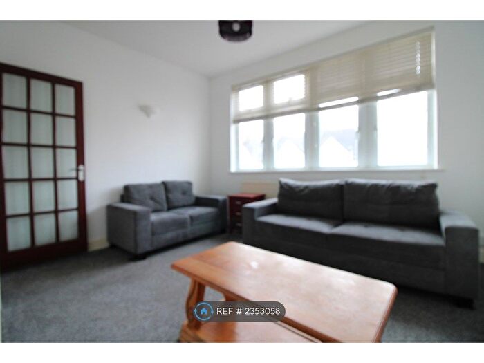 3 Bedroom Flat To Rent In Blakenham Road, London, SW17