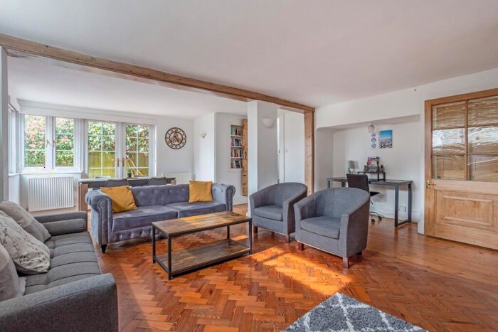 2 Bedroom Semi-Detached House To Rent In Burfield Road Windsor, SL4