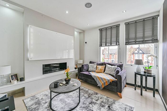 2 Bedroom Flat For Sale In Hither Green Lane, Hither Green, London, SE13