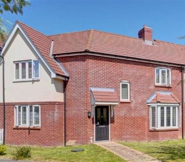 3 Bedroom Property To Rent In Douglass Walk, Hailsham BN27