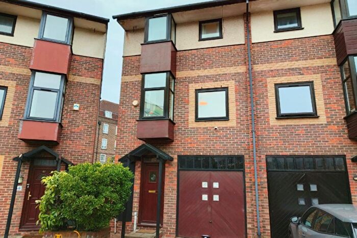 3 Bedroom Semi Detached House For Sale In Barnfield Place, London, E14