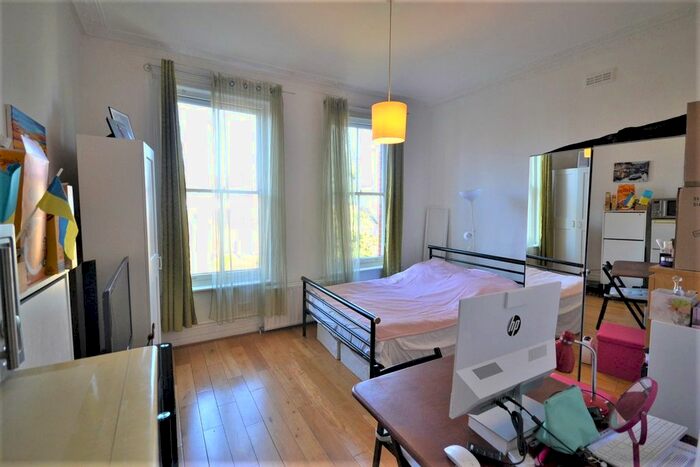 Studio To Rent In Compayne Gardens, West Hampstead, London, NW6