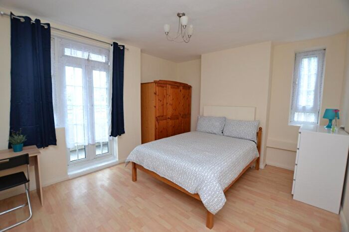 3 Bedroom Flat To Rent In Christian Street, London, E1