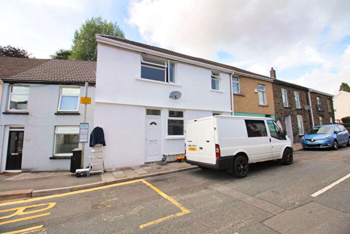 3 Bedroom Apartment To Rent In Ynyshir Road, Porth, CF39