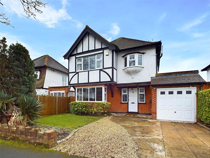 4 Bedroom Detached House For Sale In Garrick Close, Hersham, Walton-On-Thames, KT12