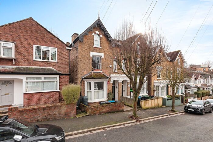 2 Bedroom Flat For Sale In Rockmount Road, London, SE19