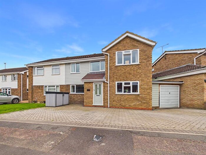 4 Bedroom Semi Detached House For Sale In Pemberton Close, Elm Farm, Aylesbury, HP21