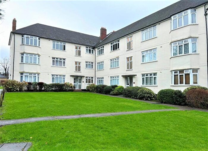3 Bedroom Flat To Rent In Buckingham Court, Hendon, NW4