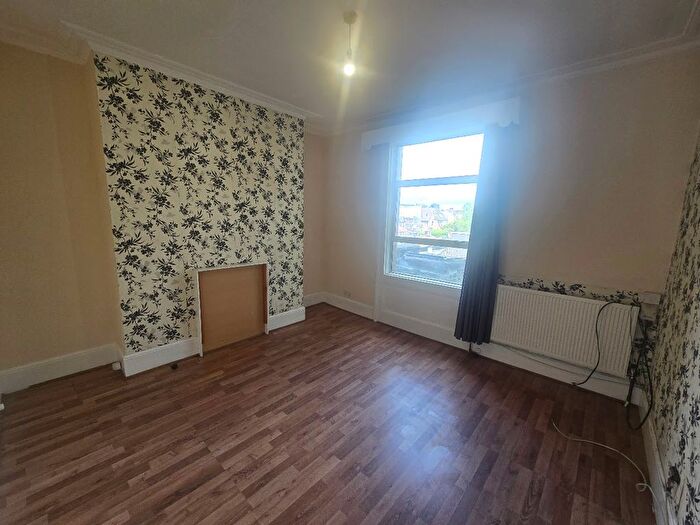 3 Bedroom Flat To Rent In Lower Addiscombe Road, Croydon, CR0