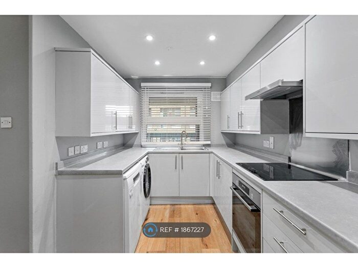 4 Bedroom Flat To Rent In Camberwell Grove, London, SE5