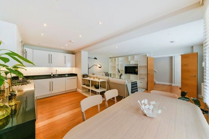4 Bedroom Property To Rent In Warren Mews, Fitzrovia, W1T