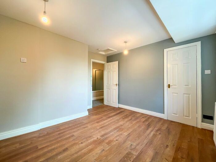 1 Bedroom Flat To Rent In B Kilpin Hill Lane, Staincliffe, Dewsbury, WF13