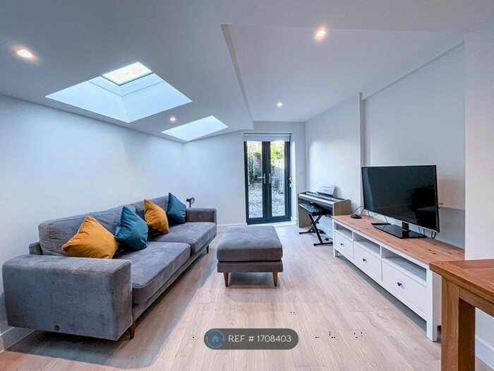 2 Bedroom Flat To Rent In Champion Crescent, London, SE26