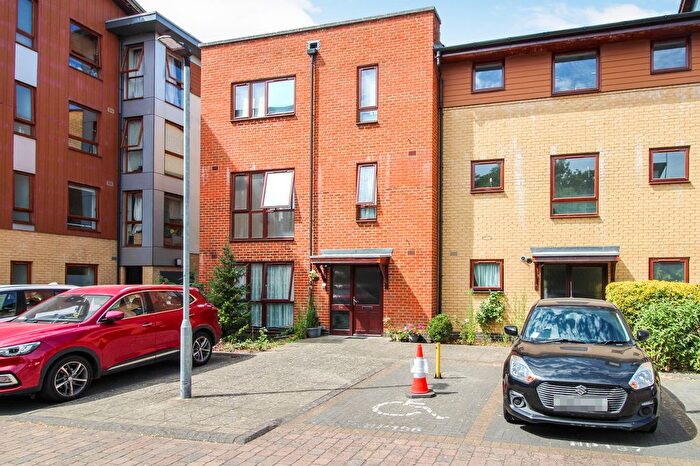 2 Bedroom Flat For Sale In Commonwealth Drive, Crawley, West Sussex., RH10