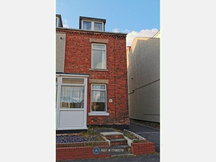3 Bedroom End Of Terrace House To Rent In Bentinck Road, Shuttlewood, Chesterfield, S44
