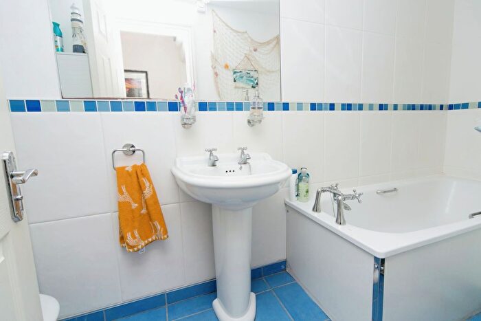 2 Bedroom Flat For Sale In Sea Bank Road, Colwyn Bay, Conwy, LL28