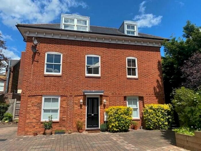 1 Bedroom Flat To Rent In Monument Green, Weybridge, KT13