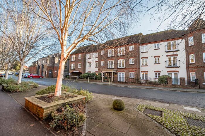 2 Bedroom Flat For Sale In Deanery Close, Chichester, PO19