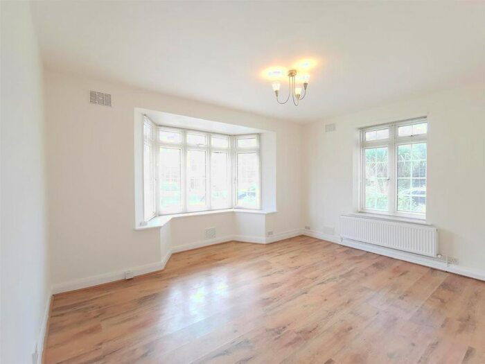 2 Bedroom Flat To Rent In Finchley Court, Ballards Lane, N3