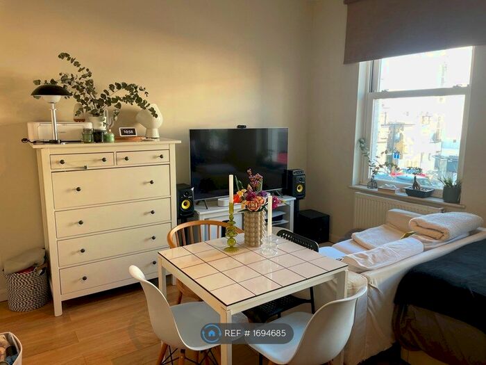 Studio To Rent In Garfield Mews, London, SW11