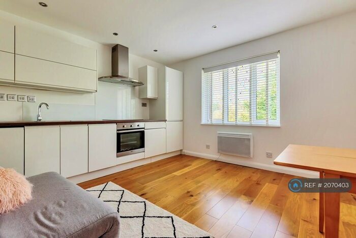 1 Bedroom Flat To Rent In Bramley Court, Barnet, EN4