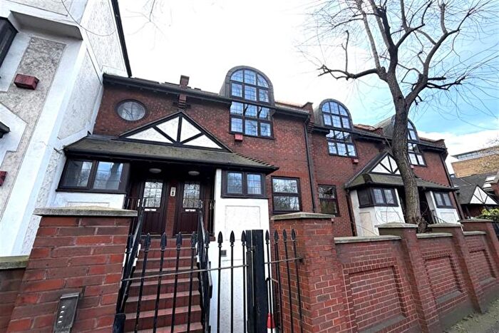 2 Bedroom Flat To Rent In St. Georges Square, E14