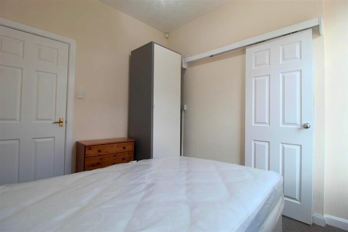 3 Bedroom Flat To Rent In Glebe Avenue, Burley, LS5