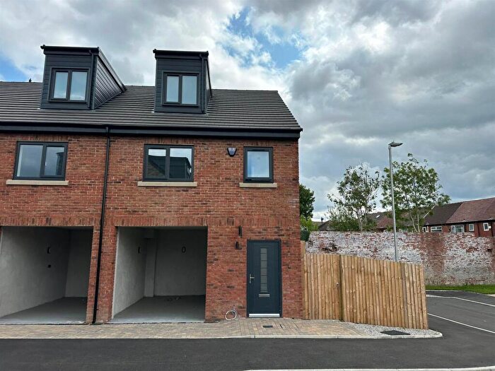 2 Bedroom Town House To Rent In Hadfield Street, Oldham, OL8