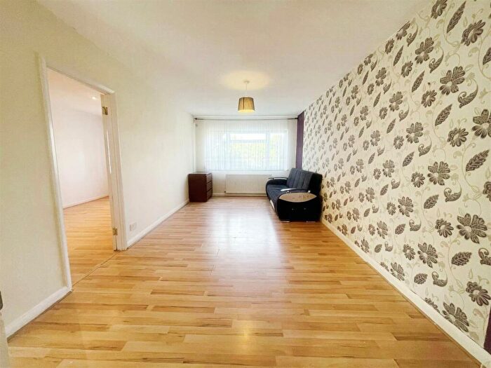 2 Bedroom Flat To Rent In The Retreat, Grays, RM17