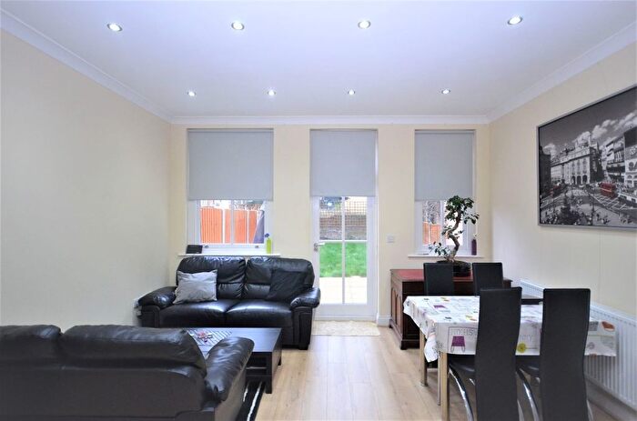 3 Bedroom Flat To Rent In Freeland Road, Ealing, W5
