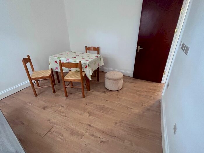 3 Bedroom Flat To Rent In Middleton Avenue, Greenford, UB6