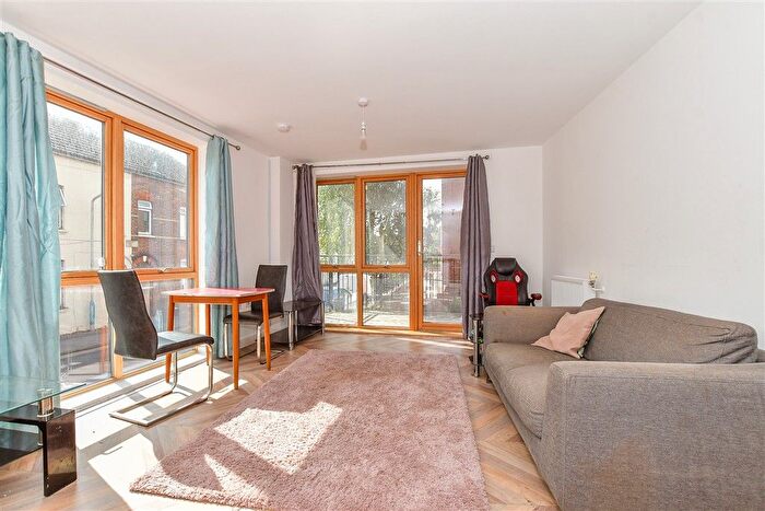 1 Bedroom Flat For Sale In Avebury Avenue, Tonbridge, Kent, TN9