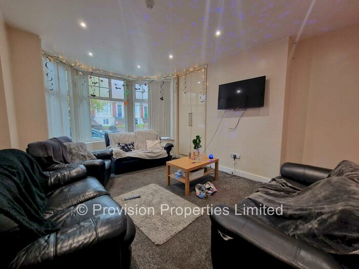 8 Bedroom Semi-Detached House To Rent In St. Michaels Villas, Headingley, Leeds, LS6