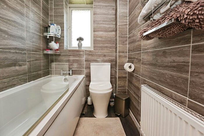 2 Bedroom End Of Terrace House For Sale In Vineyard Close, Southampton, Hampshire, SO19