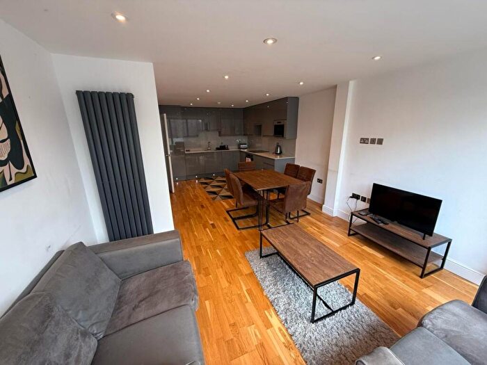 3 Bedroom Flat To Rent In Ballards Lane, Finchley, N3