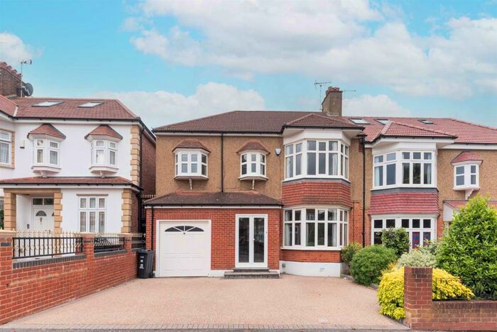 5 Bedroom House To Rent In Byron Avenue, South Woodford, E18